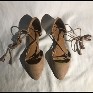 Lace-up pointy-toe flats